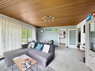 Appartement op topligging te koop. Het geniet van een vlotte verbinding met het station van Brugge, E40, E403 en verder is het op fietsafstand van Brugge Centrum.Indeling- Inkomhal met afzonderlijk toilet en vestiaire- Woonkamer (25m²) - Keuken voorzien van dubbele spoelbak, elektrische kookplaat, dampkap en voldoende kastruimte - Badkamer voorzien van douche en lavabo- Slaapkamer 1- Slaapkamer 2- Berging Verder geniet het appartement van een terras en garage.