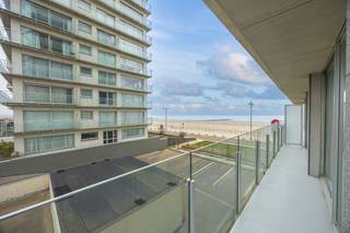 Cet appartement lumineux d’une chambre avec une terrasse orientée sud-ouest de 10 m² est situé au premier étage de la Résidence Zeegalm (Zeedijk...