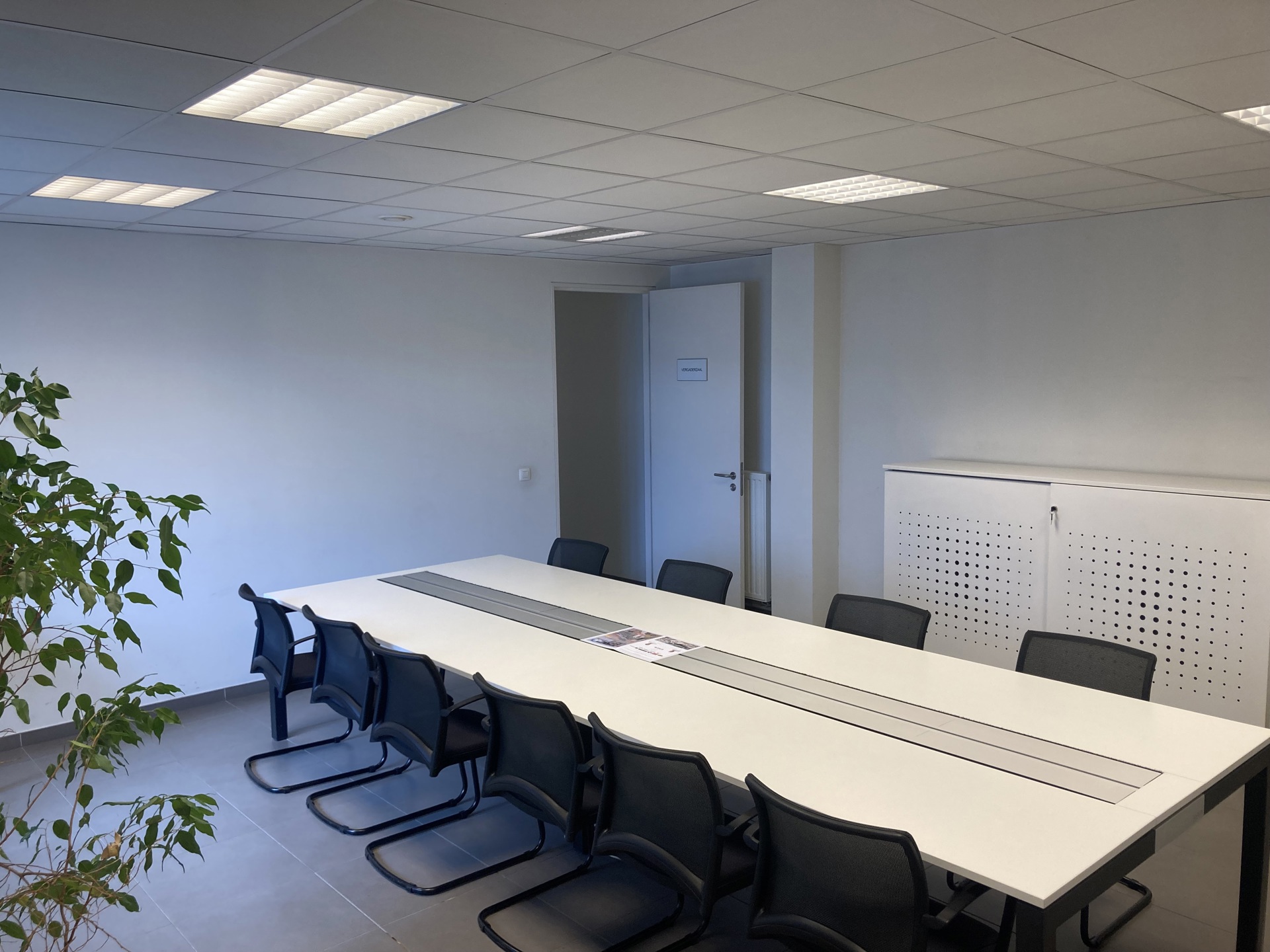 Bedrijfsgebouw met kantoren in Houthalen - foto 5