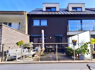 Op zoek naar een mooi, energiezuinig en instapklaar appartement op een rustige maar uitstekend bereikbare locatie? Dit verzorgde 2-kamerappartement van 80 m² bevindt zich in een recent en kleinschalig gebouw, met slechts vijf bewoners en een lift. Het appartement beschikt over een inkom- en nachthal, een ruime en lichtrijke leefruimte met open keuken, twee slaapkamers (17 m² en 8 m²), een badkamer en afzonderlijk toilet. De volledig uitgeruste keuken beschikt o.a. over een combioven, koelkast met diepvriesvak, vitrokeramische kookplaat, AEG-vaatwasser en dampkap. De badkamer is voorzien van een ruime inloopdouche, lavabo en ingebouwde kast. Er zijn aansluitingen voor wasmachine en droogkast. Een absolute troef is het ruime terras van maar liefst 21 m², met uitzicht op rustige binnentuinen en veel privacy. De leefruimte geniet in de voormiddag van de zon en in de namiddag komt de zon op het terras, waar je tot in de late avond kunt genieten. Ook op vlak van comfort en energiezuinigheid is dit appartement bijzonder aantrekkelijk: EPC-label A, aluminium ramen met dubbel hoogrendementsglas, elektrische rolluiken, horren, elektrische rolgordijnen en ventilatiesysteem C. De woning beschikt over een goed onderhouden Bulex-gasketel, videofoon, thermostaat en conforme elektrische installatie. De voordeur is brandwerend. De dubbele garage van 28 m² is een uitzonderlijke meerwaarde(apart te koop voor €35.000). Ze beschikt over elektriciteit, verlichting, water en een automatische elektrische garagepoort met afstandsbediening. Daarnaast is er een extra staanplaats. Op het gelijkvloers bevindt zich een private berging van ca. 2,4 m². Het gebouw beschikt tevens over een gemeenschappelijke fietsenstalling en vuilnisruimte. De gemeenschappelijke kosten bedragen €130 per maand; er is bovendien een reservekapitaal aanwezig. Ook de ligging is een grote troef: op korte wandelafstand van het centrum van Zellik, scholen, station en F3-fietsautostrade, en op enkele minuten van de ring. <br />