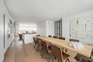 Ce penthouse exceptionnellement spacieux et lumineux se trouve dans un immeuble récent à l'architecture moderne remarquable. Grâce à la large façade et aux grandes baies vitrées, l'intérieur baigne dans la lumière naturelle, tandis que la terrasse ensoleillée de 13 m² offre un endroit idéal pour profiter du soleil en toute tranquillité. <br /><br />L'emplacement est central et très recherché, à quelques pas du Zegemeer, de la Lippenslaan, de la plage et de la mer. À l'intérieur, le choix s'est porté sur des finitions de haute qualité, avec le souci du détail et du confort. Le spacieux salon avec cheminée à gaz respire la chaleur et le raffinement, et s'intègre parfaitement à la cuisine entièrement équipée avec plan de travail en inox et appareils électroménagers Gaggenau. L'appartement en duplex dispose de quatre chambres à coucher, dont une au rez-de-chaussée. Trois salles de bains élégantes équipées d'une baignoire et/ou d'une douche, dont deux attenantes, offrent un confort optimal, tant pour une résidence permanente que pour une résidence secondaire.<br /><br />La résidence dispose également d'un local à vélos.  <br />Un immense garage de +- 90 m² pouvant accueillir au moins quatre grandes voitures (y compris 5 débarras privés) n'est pas inclus dans le prix et doit donc être acheté en supplément. <br /><br />Pour plus d'informations, veuillez nous contacter au 050 62 44 14 ou via knokke@immax.be.