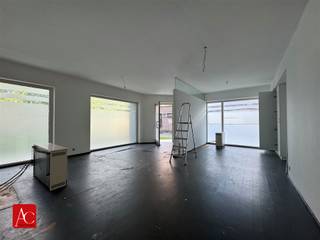 <p>Veelzijdig gelijkvloers appartement vlak bij het centrum van Beveren – ideaal wonen of ondernemen!<br />Op zoek naar een gelijkvloers appartement met tal van mogelijkheden? Dit pand, gelegen vlak bij het centrum van Beveren, biedt niet alleen praktisch wooncomfort, maar ook interessante perspectieven voor wie wonen en werken wil combineren.<br />Een absolute troef is de ruime kelder van maar liefst 50 m², die rechtstreeks vanuit het appartement bereikbaar is. Ideaal voor extra opslag, een hobbyruimte of andere praktische invullingen.<br />Dankzij de gelijkvloerse ligging en de aparte inkom van de leefruimte leent dit pand zich bovendien uitstekend tot het inrichten van een handelspand of praktijkruimte. Dit was trouwens ook de voormalige functie van het pand, wat het extra interessant maakt voor zelfstandigen en ondernemers die op zoek zijn naar een locatie vlak bij het centrum.<br />Ook op technisch vlak zijn er enkele aandachtspunten om rekening mee te houden: het huidige EPC bedraagt 494 kWh/m²/jaar (label E) en de elektrische installatie is niet conform. Een bijkomende troef is dat het pand asbestveilig is.<br />Een pand met mogelijkheden en potentieel, ideaal voor wie op zoek is naar een gelijkvloerse woonst met veel bergruimte of een interessante locatie voor een zelfstandige activiteit, vlak bij het centrum van Beveren.<br />Ontdek zelf de mogelijkheden en laat je verrassen door de veelzijdigheid van dit pand!</p>