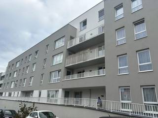 Welkom in dit appartement uit 2022, uitstekend gelegen in de Frans Timmermansstraat 111 te Zellik. Deze moderne en energiezuinige woonst combineert hedendaags comfort, kwalitatieve afwerking en een praktische indeling.<br /><br />• Het appartement beschikt over:<br /><br />• Inkomhal met apart gastentoilet<br /><br />• Praktische berging met nodige aansluitingen en extra opbergruimte<br /><br />• Ruime en lichtrijke woonkamer die het hart van de woning vormt<br /><br />• Open, volledig geïnstalleerde keuken die voldoet aan alle moderne comfort- en toesteleisen<br /><br />• 2 volwaardige slaapkamers<br /><br />• Eigentijdse badkamer voorzien van een stijlvolle Italiaanse inloopdouche en een modern lavabomeubel<br /><br />Een van de grootste troeven van dit vastgoed is de uitstekende toegankelijkheid tot het terras: zowel vanuit de woonkamer als vanuit de twee slaapkamers heeft u rechtstreeks toegang tot dit aangename buitengedeelte, waar u heerlijk kunt ontspannen.<br /><br />Op het ondergrondse niveau (-1) bevindt zich een autostaanplaats met bijhorende private kelderberging. Deze zijn optioneel aan te kopen voor een meerprijs van € 30.000.<br /><br />Gelegen op een vlot bereikbare locatie in Zellik, nabij openbaar vervoer, winkels, scholen en belangrijke invalswegen richting Brussel en de Ring. Een ideale match voor wie op zoek is naar een instapklaar appartement, een eerste eigen woning of een waardevaste investering.<br /><br />Neem contact op voor meer informatie of om een bezoek in te plannen.<br /><br />Bestuursmaatregelen in het maatregelenregister: nee