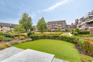 Ruim, gelijkvloers appartement (103m2 bewoonbare oppervlakte, EPC 209, bouwjaar 2004) te koop met 2 slaapkamers, aangename (gunstig georiënteerde) terrassen + stadstuin en zicht op de aangelegde, gemeenschappelijke binnentuin, mogelijkheid tot het aankopen van een ondergrondse, ruime autostandplaats + kelderberging aan € 25.000,00. Langs de Dampoortstraat, aan de Dampoort / het Zuidervaartje en de Brugse stadsvesten, geniet men van een uitstekende locatie vlakbij openbaar vervoer, buurtwinkels, scholen, sportcentrum en een vlotte verbinding richting Damme, Knokke...  Lift aanwezig. <br />Indeling:<br />Gelijkvloers (circa 103m2 bewoonbare oppervlakte):<br />- Inkomhal (8m2) met gastentoilet;<br />- ruime woonkamer (40m2) met schuifraam (voorzien van automatische rolluiken), dat u toegang tot het gunstig georiënteerde terras + stadstuin biedt;<br />- ingerichte leefkeuken (12m2);<br />- praktische berging (5m2) aansluitend aan de keuken met aansluiting voor wasmachine / cv-installatie;<br />- badkamer (10m2) voorzien van dubbele lavabo in meubel en douche;<br />- 2 slaapkamers (16m2 &amp; 12m2).<br />Kelderverdieping:<br />- Mogelijkheid tot aankopen van ruime, ondergrondse autostandplaats + kelderberging aan 25.000,00 euro.<br />- Gemeenschappelijke fietsenberging.<br /><br />Bestuursmaatregelen in het maatregelenregister: nee
