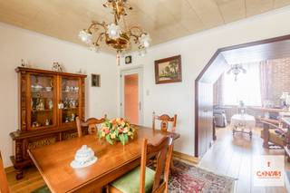 Deze <strong>volledig te renoveren woning</strong> is ideaal gelegen in de nabijheid van het UZ Gent en Gent-Sint-Pieters station. De omgeving biedt een <strong>overvloed aan voorzieningen</strong>, waaronder buurtwinkels, een nabijgelegen speeltuin, supermarkten met zondagsopening, eetgelegenheden en scholen. Bovendien ligt de woning op <strong>slechts 10 minuten fietsen van het bruisende centrum van Gent.</strong> Daarnaast zijn er diverse buslijnen en tramhaltes (zoals De Pintelaan - tramlijn 2 en UZ Gent - tramlijn 4) in de buurt. Met de auto zijn de snelwegen <strong>E40 en E17 gemakkelijk bereikbaar</strong>, evenals de R4.<br /><br />De indeling van de woning is als volgt: de inkomhal, de woonkamer met eetplaats, de keuken met ontbijthoek, een apart toilet en de badkamer. Achteraan bevindt zich een ruime berging en de <strong>zuidoost georiënteerde tuin</strong>.<br /><br />Op het eerste verdiep bevinden zich de eerste <strong>twee ruime slaapkamers</strong>. Via één van de kamers is er toegang tot het tweede verdiep met nog een <strong>derde slaapkamer</strong> en een open ruimte die kan ingericht worden als een bureau/ extra kamer.<br /><br />Wenst u zelf de mogelijkheden verder te ontdekken, neem dan contact op met Theo voor uw bezoek ter plaatse: theo@convas.be