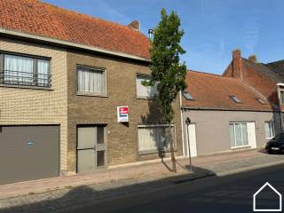TE RENOVEREN WONING MET 3 SLPKS EN ZONNETERRAS<br />Deze te renoveren woning is verrassend ruim met maar liefst 255m² bewoonbare oppervlakte.<br />De vastgoedvideo kan via deze link https://youtube.com/embed/lCCPhax6MAc bekeken worden<br />Indeling:
Glv: inkomhal (4.25m²) - ruime living (25.40m²) - eetplaats (24.80m²) - keuken met kookplaat op aardgas, heteluchtoven en inox spoelbak (16.70m²) - keukenberging/wasplaats (10.70m²) - badkamer met ligbad, lavabo en toilet (4.65m²) - zuidwest gerichte koer met bijgebouw in 2 verdiepingen (33m² + 31m²)<br />Verdieping 1: 3 ruime slaapkamers (20.35m² - 17.14m² -13.75m²)<br />Verdieping 2: ruime zolder (50m²)<br />Verdieping -1: kelder (16.50m²)<br />Extra: overal centrale verwarming op aardgas aanwezig
