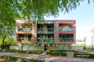 Op een rustige en aangename locatie bevindt zich dit verzorgde appartement van 87 m², gelegen op de tweede verdieping van een mooie residentie uit 1999.<br /><br />Bij het binnenkomen verwelkomt de inkomhal u met een apart gastentoilet en een ruime, praktische berging. De lichtrijke leefruimte biedt plaats aan een gezellige zit- en eethoek en geniet van een aangenaam uitzicht op het omliggende groen. Van hieruit heeft u toegang tot het terras, waar het heerlijk vertoeven is.<br /><br />De open keuken sluit mooi aan op de leefruimte en is uitgerust met de nodige toestellen.<br /><br />Achteraan het appartement bevinden zich twee volwaardige slaapkamers, waarvan één beschikt over een eigen terras. Zo geniet u zowel voor- als achteraan van een fijne buitenruimte. Uiteraard is er ook de badkamer met bad en lavabo. <br /><br />Een bijkomende troef zijn de twee staanplaatsen die bij het appartement horen. Daarnaast beschikt de residentie over een gemeenschappelijke fietsenberging.<br /><br />Ook de ligging is bijzonder praktisch. Dankzij de nabijheid van de Blauwe Brug bereikt u vlot het centrum van Mariakerke en geniet u tegelijk van een rustige woonomgeving.<br /><br />Graag tot binnenkort.