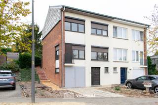 VALIMMAS verkoopt in het centrum van Asse deze welgelegen driegevelwoning met garage en tuin....
Het gelijkvloers, op het straatniveau, omvat een inkomhal, een toilet, drie bergplaatsen en een garage.
De verdieping, op het tuinniveau, herbergt een hal/overloop, een salon en eetkamer met grote raampartijen = veel lichtinval, en een keuken. Met zicht op het terras en de omheinde tuin.
De tweede verdieping bestaat uit een nachthal, drie slaapkamers, een apart toilet en een badkamer.
De zolder is bereikbaar via een luik.
Dit betreft een zeer degelijke en solide woning, maar de interieurs en comfortvoorzieningen dienen wel nog grondig opgeknapt en gemoderniseerd te worden.
Gelegen vlak bij het centrum van Asse, op wandelafstand van winkels, scholen, bushaltes, station, Markt, CC …. . Uitstekende Mobiscore: 8,9/10.