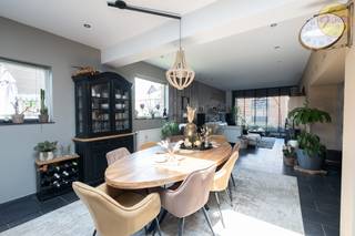 Deze instapklare energiezuinige woning bevindt zich in het centrum van Dessel. Op wandelafstand van lokale handelaars. Met een goede verbinding naar omliggende gemeenten: Mol, Retie, Geel en op- en afrit van E34. <br /><br />Bij binnenkomst tref je meteen de gezellige stadstuin waar je heerlijk kan vertoeven in de loungeset uit de wind. <br /><br />Op het gelijkvloers vind je de lange inkomhal met aansluitend berging, wasplaats en apart toilet.<br /><br />De gehele leefruimte is opengetrokken en bestaat uit een volledig geïnstalleerde keuken met vaatwasser, koelkast, inductie, oven en microgolf. Het keukeneiland heeft een gezellige ontbijthoek.<br />Verder is er plaats voorzien voor een grote eettafel en een gezellige zithoek.<br />Kortom alles wat je maar kan bedenken voor een aangename leefruimte.<br /><br />Op de eerste verdieping zijn maar liefst 4 ruime slaapkamers met elk +-16 m², waarvan één slaapkamer nu dienst doet als een mooie praktische dressingruimte.<br />De badkamer is uitgerust met toilet, lavabo in kast en bad met douchemogelijkheid. <br /><br />Op de tweede verdieping bevindt zich nog een ruime zolder, te bereiken met vaste trap,  die zorgt voor heel wat opbergmogelijkheden.<br /><br />Troeven op een rij: <br />- Zonnepanelen 10 stuks met batterij (5kW)<br />- Ventilatie type D <br />- 4 ruime slaapkamers<br />- Autostaanplaats<br /><br />Aarzel niet om een afspraak te maken voor een bezichtiging (014 84 83 69 of info@sublimmo.be) en ontdek zelf de unieke voordelen van deze prachtige woning.