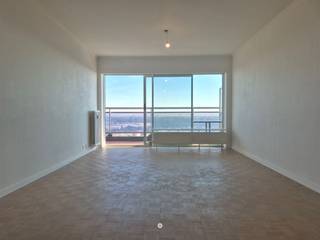 <p><span>SINT-NIKLAAS</span><span> - Op zoek naar een instapklaar appartement te huur in Sint-Niklaas ? Kijk dan snel even verder!</span></p><p><span> </span></p><p><span>De belangrijkste troeven:</span></p><ul><li><span>Recent vernieuwd (nieuwe badkamer, vloeren en volledig geschilderd)</span></li><li><span>Gelegen op de 15de verdieping met prachtig uitzicht </span></li><li><span>Op wandelafstand van Waasland Shoppingcenter</span></li><li><span>Vlakbij belangrijke verbindingswegen Antwerpen/Gent</span></li><li><span>Vlakbij een busknooppunt en halte</span></li></ul><p><span> </span></p><p><span>Zo ziet de indeling eruit:</span></p><p><span>Inkomhal met vestiaire, toilet apart, mooie living met parketvloer, moderne inbouwkeuken (koelkast met vriesvak, kookplaat, dampkap en oven), </span></p><p><span>Het terras met prachtig uitzicht is toegankelijk via de woonkamer, keuken en slaapkamer.</span></p><p><span>Vernieuwde badkamer (inloopdouche, lavabomeubel, aansluiting wasmachine), berging, één slaapkamer, kelderberging.</span></p><p><span> </span></p><p><span>Het appartement is volledig vernieuwd en dus instapklaar. </span></p><p><span> </span></p><p><span>Huurprijs</span><span>: 800 Euro + 200 Euro (voorschot gemene delen en</span><span> eigen verbruik verwarming en (warm) water)</span><span>. </span></p><p><span>Onmiddellijk </span><span>beschikbaar</span></p><p><span>EPC: </span><span>272</span></p><p><span> </span></p><p><span>Interesse? Vraag dan snel je bezoek aan via onze website!</span></p><p><span> </span></p><p><span> </span></p><p><span> </span></p><p><span> </span></p>