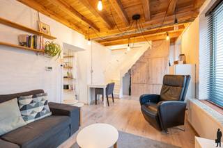 <strong>Instapklare, charmante woning met gezellige buitenruimte nabij het centrum van Zele</strong><br /><br /><strong>Op zoek naar een instapklare, charmante en praktische woning in een rustige omgeving, maar toch dicht bij het centrum van Zele? Deze gezellige woning combineert comfort, efficiëntie en een warme sfeer. Ideaal als eerste woonst of als interessante opbrengsteigendom met een vlotte indeling en lage vaste kosten.</strong><br /><br /><strong>De gelijkvloerse verdieping:</strong><br />• een gezellige <strong>leefruimte </strong>met aangename <strong>lichtinval</strong>,<br />• een praktische <strong>keuken </strong>met de nodige voorzieningen om <strong>comfortabel</strong> te koken,<br />• een <strong>badkamer </strong>uitgerust met douche, lavabo, toilet en aansluitingen voor wasmachine en droogkast,<br />• toegang tot de <strong>buitenruimte </strong>via de keuken.<br /><br /><strong>De eerste verdieping:</strong><br />• een ruime en lichte <strong>slaapkamer</strong> met voldoende bergruimte.<br /><br /><strong>De zolder:</strong><br />• een <strong>praktische zolderruimte</strong> boven de keuken, ideaal als extra stockage.<br /><br /><strong>De tuin:</strong><br />• een gezellige, <strong>onderhoudsvriendelijke buitenruimte</strong>,<br />• een fijne plek om te <strong>ontspannen</strong>, te genieten van de zon of een barbecue met vrienden.<br /><br /><strong>Algemeen:</strong><br />• <strong>instapklare</strong> en <strong>praktische </strong>woning,<br />• ideaal voor <strong>starters </strong>of als <strong>opbrengsteigendom</strong>,<br />• <strong>centrale</strong> maar <strong>rustige </strong>ligging nabij het centrum van Zele,<br /><strong>• energiezuinig (EPC C),</strong><br /><strong>• vlotte parkeermogelijkheden voor auto en fiets,</strong><br /><strong>• overname van meubelen mogelijk.</strong><br /><br /><strong>Een charmante en efficiënte woning met een warme uitstraling en een praktische indeling. Ideaal voor wie comfortabel wil wonen of op zoek is naar een rendabele investering.</strong>