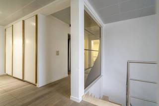 Ingericht kantoorgebouw van ca. 500 m² met bijhorende private parking te huur in Kuurne.Kantoorgebouw bestaande uit: > gelijkvloers van ca. 250 m²:- inkom/onthaal- landschapsbureel- kitchenette- sanitair blok- aparte vergaderzaal - archiefruimte> 1ste verdieping: ca. 250 m²: - open landschapskantoor- 2 aparte spreekruimtes- sanitair blokSpecificaties:- dubbele beglazing- ingebouwde kasten- tapijttegels- valse plafond- LED verlichting- zonnepanelen met warmtepomp- aangename tuinPrivate parking voor 15-tal wagens. Bent u op zoek naar bedrijfsvastgoed bestaande uit een kantoorgebouw te huur in Kuurne? Aarzel dan niet om ons te contacteren op het nummer 056 21 11 11.