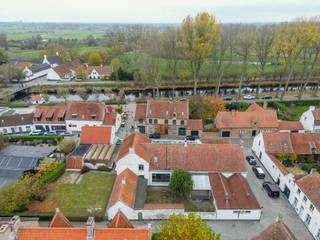In het centrum van het charmante Damme bevinden zich deze voormalige schoolgebouwen, boordevol karakter en potentieel. Dankzij de...