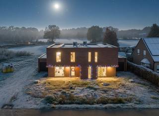 Deze halfopen nieuwbouwwoning is landelijk gelegen op slechts 5 km van het centrum van Heist-op-den-Berg en Wiekevorst en heeft achteraan...