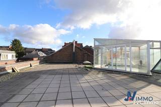 ** OPTIE **Uw JVCIMMO agentschap heeft het genoegen u een ZELDZAME opportuniteit voor te stellen: een uniek vastgoedcomplex dat een ruwe industriële stijl, grote volumes en een veelzijdig exploitatiepotentieel combineert, gelegen in het hartje van Waremme.De benedenverdieping biedt een grote flexibiliteit, met verschillende kamers, een inkomhal en een inpandige garage. De aangrenzende halve verdieping maakt het geheel compleet: het zou een leefruimte kunnen worden die de loft aanvult... de ideale plek om te werken terwijl je gescheiden blijft van de hoofdwoning... of een ander gebruik, afhankelijk van je wensen...Boven vind je een spectaculaire loft in industriële stijl. Deze belangrijkste leefruimte maakt meteen indruk met zijn indrukwekkende volume, met een grote woonkamer van ongeveer 110 m² die uitkomt op een keukengedeelte en wordt versterkt door een vloer van blauwe hardsteen. De eerste verdieping bevat ook een badkamer, een wasruimte, twee hallen en drie slaapkamers. De onmiskenbare charme ligt in het grote terras met panoramisch uitzicht over de stad, perfect om te genieten van speciale momenten.De locatie van de woning maakt de aantrekkingskracht compleet: je profiteert van directe toegang tot de snelweg E40/E42, het treinstation en alle voorzieningen van het stadscentrum, terwijl je in een uitzonderlijke omgeving woont.Bieden vanaf € 350.000, onder voorbehoud van aanvaarding door de eigenaar.Laat je je verleiden door deze exclusieve kans? Neem dan nu contact met ons op!Ga voor meer informatie naar www.jvcimmo.be of bel 019/322.555.