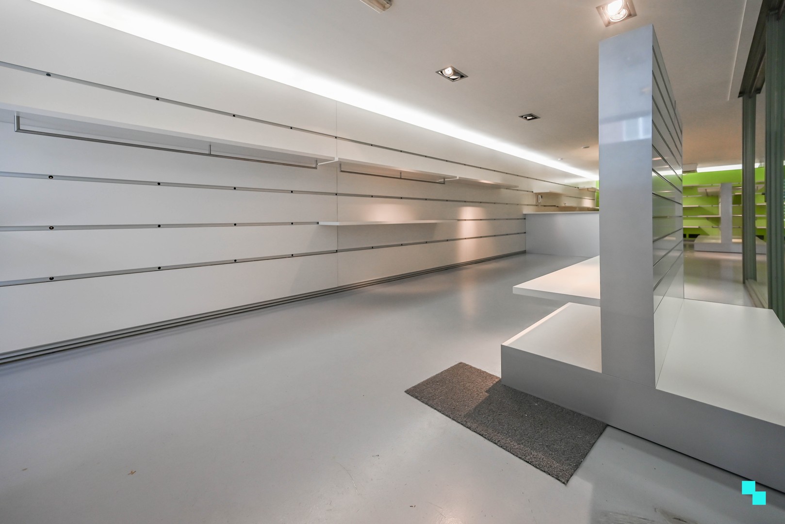 Bemeubeld handelspand in hartje Izegem - foto 4