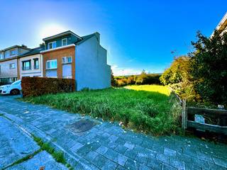 Dit mooi perceel van 357 vierkante meter, geschikt voor HALFOPEN BEBOUWING, is gelegen op een TOPlocatie aan het centrum van Destelbergen. De...