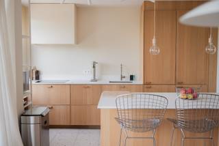 Dit lichtrijke appartement van 110 m² aan de Jan Van Rijswijcklaan werd in 2019 volledig en kwalitatief gerenoveerd en is instapklaar. Gelegen op de vierde en hoogste verdieping van een verzorgd gebouw, biedt het alle comfort voor wie ruim en zorgeloos wil wonen.<br /><br />De ruime leefruimte met open keuken vormt het hart van de woning en geniet van veel natuurlijk licht en mooie zonsondergangen. Achteraan bevinden zich twee volwaardige slaapkamers van 15 m² en 13 m². Eén slaapkamer geeft uit op een rustig, zuidoost georiënteerd terras zonder inkijk.<br /><br />Aan bergruimte geen gebrek: ingemaakte kasten in inkomhal en slaapkamer, een voorraadberging, aparte wasberging met aansluiting voor wasmachine en droogkast én een ruime kelderberging.<br /><br />Ook technisch is het appartement uitstekend onderhouden. De ramen aan de voorzijde werden vernieuwd in 2020, alle ramen hebben dubbele beglazing en achteraan zijn rolluiken aanwezig. Het dak werd geïsoleerd en de lift vernieuwd in 2023. Dankzij het EPC-label B geniet je van een energiezuinige woning. Volgens de huidige planning zijn er geen grote gemeenschappelijke investeringen voorzien.<br /><br />De ligging combineert bereikbaarheid met groen: tram voor de deur, snelle verbinding naar Brussel en Nederland, en met de fiets sta je in minder dan 10 minuten op Antwerpen-Zuid. Verschillende parken liggen binnen 1 km.<br /><br />Vaste kosten: €300/maand<br /><br />Water<br />Verwarming<br />Onderhoud lift en voortuin<br />Schoonmaak gemeenschappelijke delen<br />Bijdrage reservefonds<br /><br />Water en verwarming zijn inbegrepen. Bij ons lag de jaarlijkse afrekening steeds lager dan de betaalde voorschotten.<br /><br />Troeven<br />✓ Instapklaar en gerenoveerd<br />✓ EPC-label B<br />✓ 110 m² woonoppervlakte<br />✓ 2 ruime slaapkamers<br />✓ Veel bergruimte + kelder<br />✓ Terras zonder inkijk<br />✓ Goed onderhouden gebouw<br />✓ Fietsenberging aanwezig<br />✓ Tram voor de deur<br />✓ Groen én stad vlakbij<br /><br />Interesse? Kijkdagen op 27-28 juni en 3-4 juli. Plan je bezoek via:<br />https://calendar.app.google/6bq5EG5DhFpnF7jr8<br /><br />Vragen: janvanrijswijcklaan241@gmail.com<br />