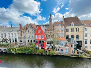 Brugge centrum , op een Idyllische locatie, aan één van de mooiste reien van Brugge, Beschermd StadsgezichtRECENT GERENOVEERD LICHTRIJK GEMEUBELD...