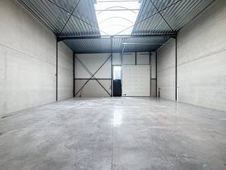 Nieuwbouw KMO-unit te huur van ca. 180 m² in project Saturnus te Sint-Baafs-Vijve. Voorzieningen: - Parkeerplaats- Lichtstraat- Gepolierde...