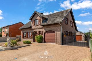 Voor meer info en foto’s, surf naar www.swevers.be – Deze instapklare open bebouwing in Koersel combineert ruimte, comfort en een rustige ligging op een perceel van 883 m². De woning werd gebouwd in 1988 en kreeg tussen 2011 en 2024 verschillende vernieuwingen, waardoor ze vandaag een aangename en moderne woonomgeving biedt met een bewoonbare oppervlakte van 179 m². Via de inkomhal bereikt u de lichtrijke woonkamer van 32,60 m² met plaats voor een gezellige zithoek en eethoek, waar de houtkachel voor extra sfeer zorgt. Aansluitend bevindt zich de keuken van 13,40 m², vernieuwd in 2013, met toegang tot het overdekte terras. Verder zijn er op het gelijkvloers een gastentoilet, een wasplaats en een inpandige garage van 24 m². Op de eerste verdieping geeft de nachthal toegang tot drie slaapkamers van ongeveer 16 m², 11,20 m² en 10,50 m². De badkamer werd vernieuwd in 2018 en in 2024 werd een extra douchekamer toegevoegd, wat het wooncomfort verhoogt. De woning beschikt daarnaast over een kelder van 21,20 m² met praktische bergruimtes en een kruipzolder. Buiten geniet u van een oostgericht perceel met een ruim overdekt terras en een aangename tuin. Een bijzondere troef is de grote vrijstaande garage van 58 m², ideaal voor meerdere wagens, opslag of hobbyruimte. Technisch werd de woning eveneens verbeterd met een nieuwe gasketel (2011), een airco-warmtepomp (2021) en 27 zonnepanelen met nog vijf jaar groenestroomcertificaten van €270 per certificaat. De ligging is rustig maar toch vlot bereikbaar met ontspanning op 650 meter, openbaar vervoer op 1 km, scholen op 1,6 km en winkels op 1,7 km. Voor meer informatie, bel 011 255 155. Bron bewoonbare oppervlakte: EPC – verslag.