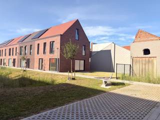 Lot 16: Ontdek deze energiezuinige nieuwbouwwoning van 257 m² met 3 slaapkamers in De Weverie, een gezellige en autoluwe woonbuurt in Deerlijk. De woning combineert een doordachte indeling met hedendaags wooncomfort en beschikt over een tuin, bovengrondse parkeerplaats en bergzolder. Dankzij de geothermische warmtepomp, vloerverwarming, passieve koeling en zonnepanelen geniet je van een duurzaam binnenklimaat en een bijzonder laag energieverbruik.<br /><br />De Weverie is een groene woonbuurt met een centraal buurtpark, op wandel- en fietsafstand van winkels, scholen en andere dagelijkse voorzieningen. Bovendien bereik je vlot de omliggende steden en natuurgebieden.<br /><br />Meer info via www.matexi.be/deerlijk of bel naar 056 38 03 15.