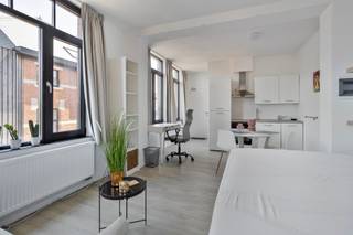 <span><strong>**Prachtige studio/ uiterst strategische locatie**</strong></span><br /><br />Op de hoek van de Mussenstraat met de Maria Theresiastraat kan je deze luxe studio vinden. Deze entiteit geniet van lichtrijke raampartijen wat zorgt voor een licht en ruim gevoel. De studio is bemeubeld en gelegen op de tweede verdieping van het gebouw. Verder geniet deze unit van een privatieve keuken en badkamer. Deze locatie is ideaal voor studenten die het bruisende hart van Leuven willen ervaren! Universiteitscampussen en de Leuvense faciliteiten kan je vinden in de nabijheid alsook het Leuvense treinstation. <br /><br /><span><strong>Je leest het goed, wees er snel bij! Plan vandaag nog uw bezoek in: Jacky 0495 53 46 49 of jacky@connect-immo.be </strong></span><br /><br />EPC: 146 kWh/m²-2183925 - Label B<br />Wg-Gvkr-Gdv-Gvv