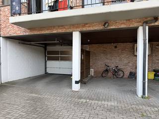 Gezellig 1 slaapkamerappartement met voldoende parkeergelegenheid in het centrum van Turnhout.<br />Dit instapklare appartement combineert het comfort van de stad met een rustige woonomgeving en beschikt over een gunstig EPC-label C.<br />Appartement is gelegen aan de achterkant van het zonnecentrum. <br />Kan bereikt worden via garagepoort aan de rechterkant van het gebouw. <br /><br />Indeling van het appartement:<br />Inkomhal met ingebouwde kasten. <br />Ruime en lichte leefruimte met een grote raampartij die zorgt voor veel natuurlijk daglicht. <br />Open, functioneel ingerichte keuken voorzien van de nodige toestellen (ijskast, combi oven, elektrisch kookvuur, vaatwasser)<br />Comfortabele en rustig gelegen slaapkamer met ingebouwde kleding kasten. <br />Volledig uitgeruste badkamer met douche/ligbad, lavabomeubel, toilet en aansluiting voor een wasmachine. <br />Geen pârkeerstress dankzij de ruime parkeermogelijkheid (3 prive staanplaatsen + 1 carport)<br /><br />Het appartement is ideaal geleden in Turnhout. met alle voorzieningen binnen handbereik. <br />Winkels, terrasjes, openbaar vervoer en de belangrijkste invalswegen zijn vlot en snel bereikbaar