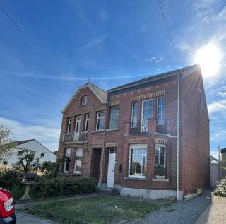 Halfopen bebouwing met grote tuin. De woning heeft 3 slaapkamers op de eerste verdieping en op de tweede verdieping bevindt zich nog de zolder die verder afgewerkt en ingericht kan worden als 4de slaapkamer. <br />Een mooie kans voor een gezin die van dit huis hun thuis willen maken.<br />