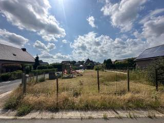 <strong>BOUWGROND VOOR OPEN BEBOUWING OP EEN PERCEEL VAN 5A38CA TE MAASEIK (NEEROETEREN) </strong><strong><br /><br />TROEVEN<br /></strong>- Gelegen in een rustige straat nabij het centrum van Neeroeteren.<br /><span>- Mogelijkheid om je eigen droomwoning te bouwen!</span><br /><span>- Ruim perceel van 5A38CA.</span><strong><br /><br /></strong><strong>VERKAVELING<br /></strong><span>- Verkavelingsvergunning in aanvraag: Verkoop onder voorbehoud van het bekomen van deze verkavelingsvergunning.</span><br /><span>- Verkavelingsplan en voorschriften op aanvraag.</span><strong><br /><br />EXTRA INFO<br /></strong><span>- Voor meer info kunt u best een afspraak maken op ons kantoor:+32 (0)89 86 18 88 of info@N78vastgoed.be.</span>