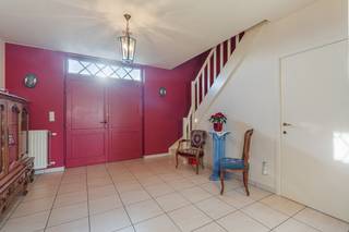 Deze ruime woning met een bewoonbare oppervlakte van maar liefst 430 m² combineert comfortabel wonen met een uitzonderlijk groot perceel en een rustige, groene omgeving.<br /><br />Gelegen in een landelijke straat in Linter geniet u hier van privacy, open zicht en toch een vlotte verbinding naar omliggende gemeenten, scholen, winkels en belangrijke invalswegen. Ideaal voor wie ruimte en rust zoekt zonder afgelegen te wonen.<br /><br />Op het gelijkvloers bevindt zich een royale leefruimte met zithoek en eetplaats, naadloos verbonden met het terras. De ruime keuken met ontbijthoek biedt eveneens directe toegang tot buiten en sluit aan op een praktische berging en wasplaats. Verder zijn er een inkomhal met apart toilet en een inpandige garage.<br /><br />De eerste verdieping telt maar liefst zes slaapkamers, een linnenkamer en een extra kamer/bureau die aansluit aan één van de slaapkamers. Daarnaast is er een nachthal, een badkamer met ligbad, een aparte douchekamer met wastafel en een afzonderlijk toilet. Twee slaapkamers zijn hier uitgerust met airco.<br /><br />De tweede verdieping verrast met een grote zolderruimte en twee afgesloten slaapkamers, beide eveneens voorzien van airco.<br /><br />Buiten geniet u van een prachtig perceel van 62a42ca met een grote NW-gerichte tuin, waarvan het achterste deel is ingericht als boomgaard. Het ruime terras van ca. 60 m², een overdekt terras/pergola, dubbele carport en tuinhuis maken het geheel compleet.<br /><br /><strong><u>Troeven</u></strong>:
<ul>
	<li>ruime woning op ruim perceel</li>
	<li>landelijke ligging</li>
	<li>instapklaar</li>
	<li>parkeergelegenheid</li>
	<li>EPC B (118)</li>
	<li>elektriciteit conform</li>
	<li>asbestveilig</li>
	<li>zonnepanelen</li>
</ul>
<br />Interesse? Contacteer ons vandaag nog voor een bezichtiging en ontdek de mogelijkheden!<br /><br />Bijkomende info (EPC, bodemattest, elektriciteit,...) kan U hieronder downloaden ↓