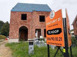 <p>Ben je op zoek naar een woning die je volledig naar eigen smaak kunt afwerken? Deze open bebouwing uit 2025 biedt 242,58 m² bewoonbare oppervlakte met een afgewerkt bijgebouw als woonst van 64,80 m².</p><p>Op het gelijkvloers kom je de inkomhal binnen met gastentoilet, aansluitend heb je een lichtrijke leefruimte met keuken. verder is er een ruime wasplaats/berging.</p><p>De eerste verdieping telt 2 slaapkamers en een ruime badkamer. Op de zolderverdieping heb je ruimte om op te delen in 2 slaapkamers of een ruime master bedroom. Dankzij deze praktische indeling vormt de woning een interessante basis voor wie de bestaande ruimtes wil moderniseren en aanpassen aan de eigen woonwensen.</p><p>Ook buiten ligt een belangrijke troef, hier heb je een ruim bijgebouw dat volledig is afgewerkt als woning. Dit kan ideaal zijn als kangoeroewoning, praktijkruimte, poolhouse ... of zelfs garage met berging.</p><p>De woning is ruwbouw, de pannen liggen klaar om op het dak te plaatsen, verder af te werken van de binnen zoals vloer, verwarming, ventilatie, ramen, ....</p><p>Kortom ideaal voor iemand die iets unieks zoekt om naar zijn eigen smaak af te werken met terwijl zelf te wonen of naar toekomst toe een kangoeroewoning.</p><p>Wil je de woning en het perceel zelf bekijken? Contacteer ons via 016 90 10 21 of info@future-home.be.</p><p>Woongebied, Vergunning, Geen verkavelingsvergunning, Geen dagvaarding, Geen voorkooprecht</p>