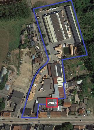 <span>Deze functionele bedrijfshal maakt deel uit van een ruim industrieel terrein van 1,7 hectare, gunstig gelegen op slechts 7,5 km van het centrum van Sint-Truiden en eveneens 7,5 km van de snelweg E40.<br />Dankzij deze uitstekende ligging is een vlotte bereikbaarheid gegarandeerd, wat ideaal is voor logistieke en operationele activiteiten.<br /><br />De indeling van deze unit is alsvolgt :<br />- gesloten loods : 124 m² (16 m x 8 m) : nok/goot 5 m / 3,9 m<br />- afdak : 227 m² (18,6 m x 12,2 m) : nok/goot 4,5 m / 3,6 m<br /><br />De gesloten loods is uitgerust met verwarming, verlichting en elektrische aansluitingen (220V & 380V), wat het geschikt maakt voor diverse productiewerkzaamheden of veilige opslag.<br /><br />Dit geheel wordt te huur aangeboden voor 850€ / maand (excl. btw).<br /><br />Voor meer info contacteer Oliver op 0487/542083 of oliver.teetzmann@albert.immo</span>