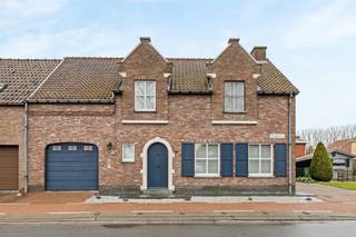 Charmante gezinswoning met 3 slaapkamers en inpandige garage Dit betreft een uitstekend gelegen halfopen bebouwing in klassiek landelijke stijl in...