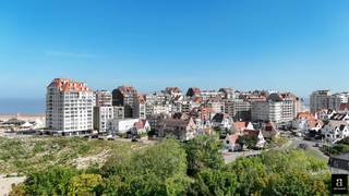 <p>À seulement quelques pas de la digue à Duinbergen, cet exceptionnel duplex spacieux offre quatre chambres et une grande terrasse ensoleillée. Le séjour lumineux avec de larges baies vitrées donne accès à une terrasse accueillante avec une belle vue. Attenante, une vaste salle à manger et une cuisine moderne entièrement équipée, complétée par une buanderie pratique. Dans le hall d’entrée, un vestiaire et un WC invités.</p>
<p>À l’arrière, au calme, se trouvent deux chambres complètes, chacune avec sa propre salle de bain ou salle de douche. À l’étage, deux autres chambres, également avec leur propre salle de douche.</p>
<p>De nombreux rangements sont disponibles grâce aux armoires encastrées. Atouts supplémentaires : une cave privée et la possibilité d’acheter un garage à proximité.</p>
<p>PEB : 273 kWh/m²/an [label C]</p>