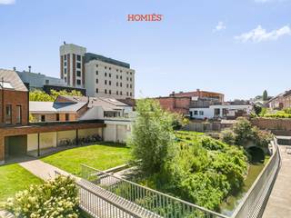 Met plezier stellen wij u deze studentenkamer voor aan de Fonteinstraat 12 C in Leuven, gelegen in een rustige straat maar toch in het hart van de stad, een ideale locatie voor elke student die zowel rust als nabijheid tot alle faculteiten en voorzieningen zoekt. Deze kamer bevindt zich in een kleinere residentie van 15 kamers die deel uitmaakt van een groter project van ontwikkelaar DYLS, uitstekend onderhouden wordt (vaste conciërge) en zich onderscheidt door zijn energiezuinigheid (EPC A) en zijn verzorgde gemeenschappelijke voorzieningen. De kamer is volledig bemeubeld met een bed, ingebouwde bureau en kleerkast, koelkast en beschikt over een eigen lavabo. Op elk verdiep is er een douche en toilet beschikbaar. De gemeenschappelijke keuken is uitgerust met voldoende comfort, een TV-hoek en een groot schuifraam dat uitgeeft op de gezellige binnentuin met doorstromend water, een groene oase waar het heerlijk vertoeven is midden in de stad. Daarnaast zijn er nog gemeenschappelijke ontspanningsruimtes, een inpandige fietsenstalling en een praktische wasruimte met wasmachines en droogkasten. Zoekt u een studeerplek voor uw zoon of dochter, of een zekere investering (in een huurprijssegment met een onderaanbod)? Deze studentenkamer biedt rust, kwaliteit en een toplocatie in Leuven. Mis deze kans niet en contacteer ons via info@homies.be / 016 22 82 22!<br /> 