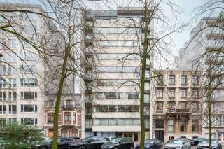 <strong>Ruim en luxueus duplex penthouse met ruime terrassen en parking tegenover het Albertpark in de standingvolle Residentie King's Park.</strong><br /><strong>Op wandelafstand van winkels, openbaar vervoer, ziekenhuizen, scholen, parken, belangrijke in-en uitvalswegen.</strong><br /><br /><span><strong>INDELING:</strong></span><br /><em>9e Verdieping:</em><br />U betreedt het appartement via de centrale INKOMHAL in natuursteen met vestiariekast, gastentoilet welke u toegang geeft tot de ruime en lichtrijke LIVING ca. 45m² op witte marmersteen, bestaande uit een zitruimte en eetruimte, voorzien van airco. Via grote schuifraam is er toegang tot een balkon. Hier geniet u van een fenomenaal zicht over Antwerpen.<br />De volledig geinstalleerde luxe KEUKEN ca. 20m² met kookeiland, ontbijthoek, opbergkasten en toestellen. Ensuite heeft u de bijkeuken/wasplaats ca. 4,5m² (voorheen was dit een douchekamer) <br />Een grote POLYVALENTE ruimte die dienst kan doen als dining room of extra slaapkamer of bureau. Via het schuifraam heeft u toegang tot een balkon.<br /><br />Via vaste trap of BINNENLIFT betreedt men het volgende verdiep.<br /><br /><em>Verdieping 10:</em><br />De centrale NACHTHAL geeft toegang tot de ruime MASTERBEDROOM ca. 23m² voorzien van airco, met ensuite een DOUCHEKAMER ca. 3,5m² met wastafel en een BADKAMER ca. 4,3m² met ligbad, wc, bidet en wastafel. <br />Via grote schuifraam is er toegang tot een ruim TERRAS ca. 24m² met een prachtig uitzicht over het Prins Albertpark.<br />De nachthal geeft u toegang tot een apart toilet en de derde SLAAPKAMER en BADKAMER uitgerust met douche en wastafel.<br />De slaapkamer geeft uit op het TERRAS.<br /><br />Grote inpandige autostaanplaats apart te koop aan €55.000 (voor 1 grote wagen en 1 kleine wagen/motor)<br /><br /><span><strong>BIJZONDERHEDEN:</strong></span><br />* Luxueus duplex dakappartement met verschillende terassen op uitstekende locatie. Mobiscore 9,6<br />* U geniet van een magnifiek open uitzicht <br />* Kwalitatieve afwerking, elektrische rolluiken, alarminstallatie, airco, concierge in het gebouw, binnenlift, veiligheidsdeur<br />* Ruime kelderberging inbegrepen<br />* Ruime inpandige garage apart aan te kopen (1 volwaardige plaats + kleine parking voor een kleine wagen)