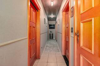 <p><span>Ruime open bebouwing met 5 slaapkamers op een perceel in het landelijke Eindhout</span></p><p><span>Deze </span><span>volledig vrijstaande woning</span><span> is </span><span>rustig gelegen in Eindhout</span><span> en combineert een groene, landelijke omgeving met een vlotte bereikbaarheid naar belangrijke verbindingswegen en de autosnelweg. Dankzij de ruime bewoonbare oppervlakte, </span><span>vijf slaapkamers en de grote tuin</span><span> biedt deze eigendom tal van mogelijkheden voor gezinnen, zelfstandigen of wie op zoek is naar extra ruimte.</span></p><p><span>De woning verwelkomt u via een ruime inkomhal die toegang geeft tot de lichtrijke leefruimte. Grote raampartijen zorgen hier voor een aangenaam ruimtegevoel en een overvloed aan natuurlijk licht. Aansluitend bevindt zich de volledig ingerichte keuken met directe toegang tot het terras en de tuin. Naast de keuken bevindt zich een </span><span>praktische berging </span><span>met aansluitingen voor wasmachine en droogkast.</span></p><p><span>Op het gelijkvloers zijn drie volwaardige slaapkamers aanwezig, allen afgewerkt met parketvloeren. Verder beschikt deze verdieping over een badkamer met ligbad en lavabo, alsook een apart gastentoilet.</span></p><p><span>De verdieping omvat nog twee extra slaapkamers, een tweede badkamer met toilet en een bijkomende ingerichte keuken. Hierdoor biedt de woning interessante mogelijkheden </span><span>voor grotere gezinnen, kangoeroewonen of een combinatie van wonen en werken.</span></p><p><span>Buiten geniet u van </span><span>een ruime aangelegde tuin met verschillende terrassen en voldoende parkeermogelijkheden</span><span>. Naast de woning bevindt zich een brede oprit en een carport. Achteraan beschikt de eigendom over een ondergrondse garage met aansluitende kelderruimtes waar de technische installaties zijn ondergebracht.</span></p><p><span>Indeling:</span></p><ul><li><span>Gelijkvloers: </span></li></ul><p><span>- Ruime inkomhal </span></p><p><span>- Lichtrijke leefruimte </span></p><p><span>- Ingerichte keuken met toegang tot terras </span></p><p><span>- Berging/wasplaats </span></p><p><span>- Apart gastentoilet </span></p><p><span>- Badkamer met ligbad en lavabo </span></p><p><span>- 3 slaapkamers </span></p><ul><li><span>Verdieping: </span></li></ul><p><span>- Nachthal </span></p><p><span>- 2 slaapkamers </span></p><p><span>- Badkamer met toilet </span></p><p><span>- Ingerichte keuken </span></p><ul><li><span>Kelder: </span></li></ul><p><span>- Ondergrondse garage </span></p><p><span>- Verschillende kelderruimtes en technische lokalen </span></p><p><span>Bijzonderheden:</span></p><ul><li><span>Volledig open bebouwing </span></li><li><span>5 slaapkamers </span></li><li><span>Ruime aangelegde tuin </span></li><li><span>Carport en meerdere parkeerplaatsen op eigen terrein </span></li><li><span>Ondergrondse garage en kelderverdieping </span></li><li><span>Dubbele beglazing </span></li><li><span>Centrale verwarming op stookolie </span></li><li><span>Zonnepanelen voor warmwaterproductie </span></li><li><span>Gasaansluiting aanwezig in de straat .</span></li><li><span>Elektriciteit conform</span></li></ul><p><span> </span></p><p><span>Ben jij geïnteresseerd in deze woning, te koop in Eindhout, ben je op zoek naar ander vastgoed, een investering of wens je de waarde van jouw eigendom te kennen? Dan ben je bij BOLT immo aan het juiste adres! Wij helpen jou graag verder.</span><span> </span></p><p><span> </span></p>