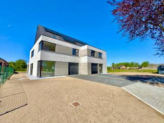 KLEINSCHALIG NIEUWBOUWPROJECT OP RUIM PERCEEL TE ASSENEDE GEBOUWD DOOR GEKENDE AANNEMER WILLEMS! <br />Deze moderne nieuwbouw ligt op een fantastische locatie te Assenede, het pand is gelegen in een gekende straat op een oogwenk van het centrum ! Dit pand zal voldoen aan al uw wensen en beschikt over een ruim zonnig perceel van 532m² wat in een nieuwbouwverhaal MOEILIJK te vinden is ! Ideaal voor wie op zoek is naar mooie volwaardige ruimtes !<br />TROEVEN:<br />- Ideale bewoonbare oppervlakte + prachtig rechthoekig perceel van 558m² !<br />- Vooruitstrevende energievoorzieningen: HR-glas (PVC), totale isolatie, WARMTEPOMP + ZONNEPANELEN, C+ ventilatiesysteem;<br />- VOLLEDIGE VLOERVERWARMING (ook boven) - aparte thermostaten op de slaapkamers !<br />- 4 ruime slaapkamers waarvan 1 beneden, lichtrijke leefruimte met leefkeuken en een inpandige garage !<br />- Vaste trap naar de 2de verdieping in betonnen gewelven; Mogelijkheid tot 1 extra slaapkamer.<br />- Hoogwaardige handelswaardes &amp; materiaalkeuzes (MAATWERK)!<br />- Oplevering juni 2026 + BETALING PAS BIJ AKTE !<br />- Prijs excl. 21% btw op constructie + registratierechten op de grond. <br /><br />Absolute aanrader ! Dit project ligt op een TOPlocatie en beschikt over vele troeven die in deze regio zeer moeilijk te vinden zijn, wees er dus snel bij !<br />Meer info of een bezoek ter plaatse? Bel WIJSvastgoed op +32 9 395 80 10 !