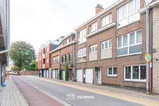 VALIMMAS verkoopt bij het centrum van Merchtem dit verzorgde gelijkvloersappartement met terras en tuin....

Het appartement bestaat uit een inkomhal, een living, een ingerichte keuken, een vernieuwde badkamer met douche, een slaapkamer, een bureel/dressing met toegang tot het ruime terras en de privatieve tuin, en een berging. 

Degelijk en solide gebouw, verzorgd appartement met het nodige comfort. Elektrische installatie conform AREI (blanco attest). EPC = 262 kWh/m² = energiezuinig.

Vrij rustig en residentieel gelegen in het centrum van Merchtem, op 550m van het station Merchtem en op 500m van de Markt. Winkels, scholen, openbaar vervoer, Markt, … binnen handbereik – Mobiscore: 7,8/10.