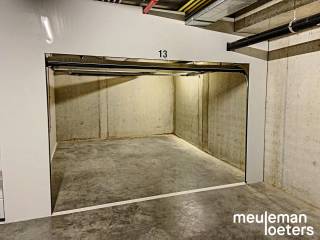 Ondergrondse garagebox (nr. 13) gelegen in residentie Marie Malou heeft een uitstekende ligging in het commercieel centrum van Oostkamp. <br /><br />De garagebox heeft een diepte van 4,95m en een breedte van 3m en is voorzien van een sectionale poort.<br /><br />De garagebox is gelegen op verdieping -1.<br /><br />Meer informatie bij ons kantoor.