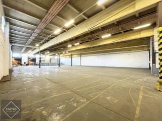 Benaderende AFMETINGEN: 25m x 100mAFWERKING: Betonnen constructie (overspanning van 25m), betonvloer, vrije hoogte: 6m, 2 laadkaden met dockshelters...