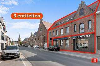 <strong>Opbrengsteigendom te koop in het hart van Beselare</strong><br /><br />Gelegen in de dorpskern van Beselare, op wandelafstand van winkels, scholen en andere voorzieningen, vinden we deze interessante opbrengsteigendom. Het pand omvat een ruime handelsruimte van maar liefst 151 m² en twee volwaardige appartementen, wat het uitermate geschikt maakt als investering.<br /><br />De indeling is als volgt:<br /><br /><strong>Handels-/kantoorruimte (gelijkvloers)</strong><br />▪︎ Deze ruimte van 151 m² werd volledig gerenoveerd in 2009 en beschikt over een inkomhal, veiligheidssas, gang, vijf bureaus, keuken, technische ruimte, apart toilet en een koer. <br />▪︎ Verwarming via een energiezuinige warmtepomp.<br /><br /><strong>Appartement 1 (1ste verdieping – 127,5 m²)</strong><br />▪︎ Indeling: lichtrijke leefruimte, eetplaats, aparte keuken, badkamer, twee slaapkamers, toilet, wasplaats en een gezellig terras.<br />▪︎ Volledig gerenoveerd in 2009 – Verwarming op aardgas.<br /><br /><strong>Appartement 2 (2de verdieping – 87,36 m²)</strong><br />▪︎ Indeling: inkomhal, leefruimte met open keuken, eetplaats, wasplaats/berging, twee slaapkamers, apart toilet en badkamer. Extra bergruimte in de gemeenschappelijke traphal.<br />▪︎ Gerenoveerd in 2014 – Verwarming op aardgas.<br /><br /><strong>Extra troeven:</strong><br />▪︎ Dakisolatie (18 cm minerale wol)<br />▪︎ Vernieuwd plat dak met EPDM<br />▪︎ Dubbele beglazing, deels met veiligheidsbeglazing<br /><br />Huidige totale huuropbrengst: €1.215/maand (appartementen 1ste en 2de verdieping).<br />De handelsruimte op het gelijkvloers wordt nog voor 2 jaar gebruikt door Fintro. <br /><br /><strong>Meer weten?</strong><br />Contacteer Eden vrijblijvend op 0470 43 78 21 of via info@minthus.be. <br /><br /><strong>Video </strong><br />https://youtube.com/shorts/AzIqZNEKkls?feature=share<br /><br /><strong>EPC-informatie:</strong><br />• Gelijkvloers: Label B – Certificaatnummer 3500954<br />• 1ste verdieping: 112 kWh/(m²/jaar) – Certificaatnummer 2223260<br />• 2de verdieping: 189 kWh/(m²/jaar) – Certificaatnummer 3504375