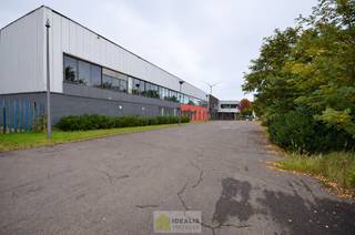 <strong>IDEALIS VASTGOED - UITZONDERLIJK RUIME NOG AF TE WERKEN KANTOORRUIMTE VAN MAAR LIEFST 408 M² OP STRATEGISCHE LOCATIE IN INDUSTRIEZONE LANKLAAR MET ZEER RUIME PARKEERGELEGENHEID!</strong> <strong>– Deze kantoorruimte omvat de volledige eerste verdieping van een bedrijfsgebouw en wordt aangeboden in casco staat, waarbij de toekomstige huurder de mogelijkheid heeft om de ruimtes volledig naar eigen wens en behoeften af te werken en in te delen. Verfraaiingswerken aan de gevel en het plaatsen van nieuwe glaspartijen zijn nog door en voor rekening van de verhuurder. Het pand geniet bovendien een uitstekende bereikbaarheid dankzij de nabijheid van de N75 en de autosnelweg E314, alsook van zeer ruime parkeergelegenheid!</strong><br /><br /><strong>LIGGING:</strong><br />Het pand is gelegen aan de Siemenslaan 18, op het industrieterrein van Lanklaar te Dilsen-Stokkem, een strategisch interessante locatie voor ondernemingen die belang hechten aan een vlotte bereikbaarheid en zichtbaarheid.<br />De Siemenslaan sluit rechtstreeks aan op de N75 (Boslaan), een belangrijke verbindingsweg tussen onder meer Genk, As en Dilsen-Stokkem. Via deze gewestweg is er tevens een vlotte aansluiting op de autosnelweg E314, waardoor steden en gemeenten zoals Genk, Maasmechelen en Hasselt goed bereikbaar zijn alsook de nabijheid van de Nederlandse grens vormt een belangrijke troef.<br /><br /><strong>INDELING:</strong><br /><strong>Eerste verdieping:</strong>
<ul>
	<li><span>Volledige kantoorverdieping met een totale oppervlakte van maar liefst +- 408 m²</span></li>
	<li><span>Momenteel aangeboden in casco staat</span></li>
	<li><span>Vrij in te delen en af te werken naar de specifieke behoeften van de huurder</span></li>
	<li><span>Mogelijkheid tot het creëren van individuele kantoorruimtes, vergaderzalen, open werkruimtes, ontvangstruimtes en overige voorzieningen</span><br /> </li>
</ul>
<strong>EXTRA TROEVEN:</strong>

<ul>
	<li><span>Uitzonderlijk ruime kantooroppervlakte van maar liefst 408 m²</span></li>
	<li><span>Strategische ligging op het industrieterrein van Lanklaar!</span></li>
	<li><span>Uitstekende bereikbaarheid via de N75 en de autosnelweg E314</span></li>
	<li><span>Centrale ligging ten opzichte van Genk, Maasmechelen en de Nederlandse grens</span></li>
	<li><span>Volledige eerste verdieping ter beschikking</span></li>
	<li><span>Casco staat met tal van mogelijkheden voor een inrichting op maat</span></li>
	<li><span>Nieuwe ramen en wind- en waterdicht gebouw</span></li>
	<li><span>Zeer ruime parkeergelegenheid voor personeel en bezoekers</span></li>
	<li><span>Interessante huurprijs van slechts € 2.500,- per maand</span></li>
	<li><span>De aantrekkelijke huurprijs houdt rekening met de verdere afwerking die door de huurder dient te gebeuren.</span></li>
	<li><span>Ideale opportuniteit voor ondernemingen die op zoek zijn naar een ruime en flexibel in te richten kantooromgeving!</span><br /> </li>
</ul>
Verdere binnenafwerking ten laste van de huurder, mogelijkheid om verder af te laten werken door de verhuurder.<br /><br /><strong>EPC:</strong> Deze ruimte is vrijgesteld van de EPC-plicht, enkel het hoofdgebouw heeft een EPC-plicht. Voor het aangeboden deel is geen EPC vereist.<br /><br /><strong>Benieuwd naar de mogelijkheden van deze uitzonderlijk ruime kantoorverdieping? Ons IDEALIS Team geeft U met plezier en steeds vrijblijvend de nodige informatie via e-mail, ter plaatse of op ons kantoor in Pelt.<br />Wenst U advies omtrent uw eigen vastgoed? Graag plannen wij vrijblijvend met U een afspraak in om onze expertise met U te delen, steeds tot Uw dienst!!<br /><strong>Neem contact op met IDEALIS VASTGOED op 011/515 565 of mail naar </strong></strong><strong>info@idealisvastgoed.be</strong><strong>!</strong><br /> 