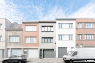 <p>Bent u benieuwd naar de binnenkant van deze ruime woning in het centrum van Merksem, vlakbij alle voorzieningen?<br />Plan dan snel uw bezichtiging in via miete@janssenenjanssen.be!</p><p>Indeling:<br />Via de inkomhal komt u terecht is de volwaardige garage met automatische poort. Aansluitend bevindt zich de ruime, recent vernieuwde leefruimte en prachtige keuken.<br />De keuken is voorzien van alle noodzakelijke toestellen. De badkamer werd ook smaakvol gerenoveerd en is voorzien van douche, wastafel en toilet. Via het schuifraam is het terras bereikbaar.</p><p>De eerste verdieping heeft een gezellige leefruimte, een tweede ingerichte keuken en een aparte eetplaat. Bovendien is hier ook een badkamer aanwezig voorzien van toilet, wastafel en douche. <br />De tweede verdieping is voorzien van de 3 ruime slaapkamers en de grote badkamer.</p><p>Bijzonderheden:<br />- Gerenoveerd<br />- EPC label B<br />- Centrale locatie<br />- Elektriciteitskeuring in aanvraag<br />- Asbestattest in aanvraag.</p>