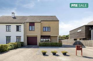 This well-maintained semi-detached building, located on a plot of 189 m², offers a living area of no less than 257 m². The house was built in 1994, has been well maintained over the years and also has solar panels, which contribute to energy-efficient living comfort.<br /><br />Upon entering the house, you will find yourself in a spacious entrance hall with a separate guest toilet. From here you can reach the kitchen with on the other side the cozy living room with a pleasant view of the garden. On the ground floor, there is also a practical storage room and an indoor garage.<br /><br />The first floor has three full bedrooms, two bathrooms and a separate toilet. In addition, the existing air conditioning provides extra comfort during hot summer days.<br /><br />Via a fixed staircase, you reach the spacious attic, where two additional bedrooms have been set up. In addition, there are two separate storage spaces, ideal for storing seasonal items or as extra storage space.<br /><br />Outside, you can enjoy the well-kept garden, where the heated swimming pool immediately catches the eye and invites you to relax. There is a detached garage with extra storage space, which makes this outdoor space not only pleasant but also very practical.<br /><br />In short, this ready-to-move-in home combines space, comfort and an excellent state of maintenance with many additional advantages. An ideal family home for those looking for carefree living.<br /><br />The property is offered through the Pre-sale formula. On 30/09/2026 between 16:00 and 18:00, you can come visit the house by appointment and make an offer. The listed price is a starting price. For further information, please contact the property agent.<br /><br />Register of measures: no