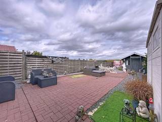 Deze halfopen woning met garage en uitweg is gelegen in het landelijke Abele en biedt een aangename woonomgeving met voldoende ruimte...