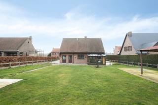 Deze mooie, instapklare woning in open bebouwing bevindt zich in Eliksem, een deelgemeente van Landen. De woning biedt aangename leefruimtes en een eerste slaapkamer en badkamer op het gelijkvloers, 2 slaapkamers op de verdieping en een inpandige garage. De voor- en achtertuin van de eigendom zijn volledig aangelegd. 

Omvattende:
Gelijkvloers: inkomhal, zit- en eetkamer, veranda, keuken en eetplaats, berging en wasplaats, koele berging, nachthal, slaapkamer, badkamer, toiletruimte 
Eerste verdieping: nachthal, 2 slaapkamers, badkamer, toiletruimte 
Oprit, inpandige garage, tuin met terras en 2 tuinhuizen

Ligging: de woning bevindt zich langs de Grote Steenweg in Eliksem, een deelgemeente van Landen. Bushaltes zijn vlakbij, het station van Ezemaal bevindt zich op 2,5 km en de aansluiting met de ring rond Tienen bevindt zich op 3,5km.  

Bekijkt u dit pand via één van onze aanverwante websites, dan verwijzen wij u graag door naar onze eigen website.https://www.itimmo.be/grote-steenweg-159-eliksem
