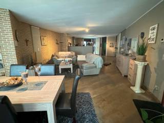 <p>Dit aangenaam en ruim gelijkvloers appartement beschikt over een inkomhal met vestiaire, een zeer grote woonkamer (+/- 60 m²) met een open ingerichte keuken die in verbinding staat met een gezellig terrasje, 2 slaapkamers, een badkamer met lavabo en douche en een bureau/berging die toegang biedt tot de gezellige tuin.</p>
<p>Het appartement beschikt verder nog over een berging en een garage.</p>
<p>Dubbele beglazing en centrale verwarming op aardgas zijn aanwezig. EPC 218. Asbestveilig.</p>
<p>Een ideaal appartement voor wie van ruimte en natuur houdt maar ook in het hartje van Sint-Niklaas wil wonen.</p>
<p>Centraal gelegen, op wandelafstand van winkels, scholen en openbaar vervoer. Goede verbinding met N16 en E17.</p>