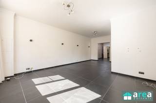 <h2><span>Ruime hoekwoning met twee tot drie slaapkamers en garage</span></h2><p><span>Ligging:</span><span> Deze woning bevindt zich in een rustige woonwijk in Hoboken, vlakbij het Park het Gravenhof. Winkels, openbaar vervoer en scholen liggen op wandelafstand, wat deze locatie zeer gunstig maakt voor zowel jonge gezinnen als pendelaars.</span></p><p><span>Indeling:</span><span><br />We betreden de woning via de inkomhal (5.5m²), die toegang geeft tot de lichtrijke woonkamer (31m²) met eetplaats (10m²). Deze staat in open verbinding met de geïnstalleerde keuken (14,5m²). Aanvullend vinden we op het gelijkvloers een toilet/douchekamer (2m²), een aparte wasplaats (2m²) en een inpandige garage (14m²).</span></p><p><span>Via de traphal (5,5m²) komen we op de eerste verdieping, waar een ruime slaapkamer (20m²) en de badkamer (12,5m²) met ligbad, toilet en lavabo zich bevinden. Vanaf hier is er ook toegang tot het terras (21m²).</span></p><p><span>De tweede verdieping herbergt de afgewerkte zolder (28m²), momenteel ingericht als grote slaapkamer van 28 m² indien gewenst eenvoudig op te delen in twee aparte kamers, waardoor deze woning een derde slaapkamer kan bieden.</span></p><p><span>Troeven:</span></p><ul><li><span>Vlakbij Park het Gravenhof</span></li><li><span>Inpandige garage</span></li><li><span>Elektriciteit conform tot 2039</span></li><li><span>Mogelijkheid tot 3e slaapkamer</span></li><li><span>153 m² cfr EPC</span></li></ul><p><span> </span></p><p><span>Voor meer informatie kan u terecht bij Area Partners: <span>Info@area.be</span></span><span> of 03/284.60.60</span></p>